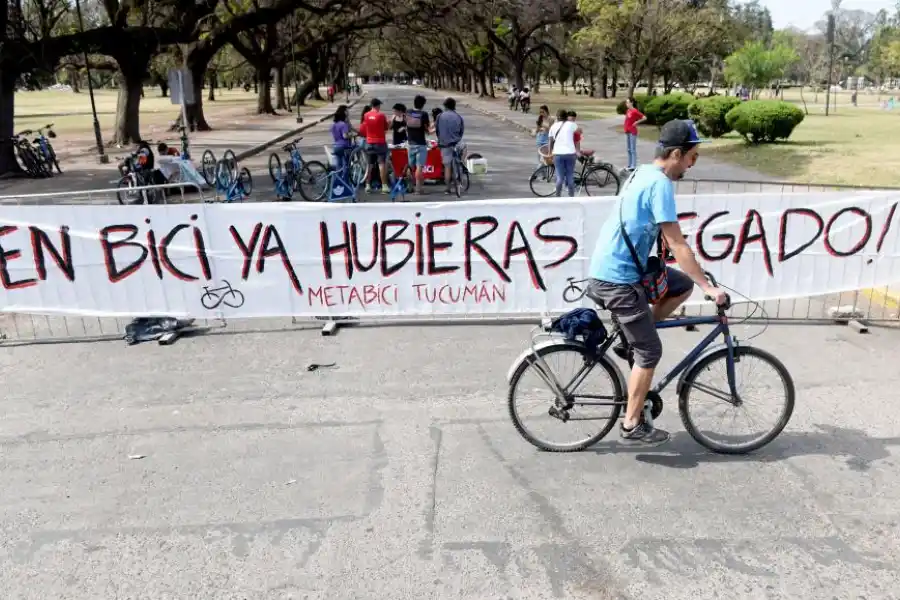 SOBRE LA FRASE. Esta se emplea en varios países para militar la causa.