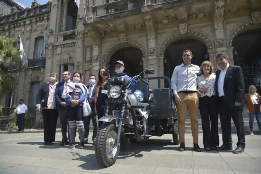 Hugo Toro volverá a trabajar en su motocarro, gracias a una colecta de funcionarios provinciales