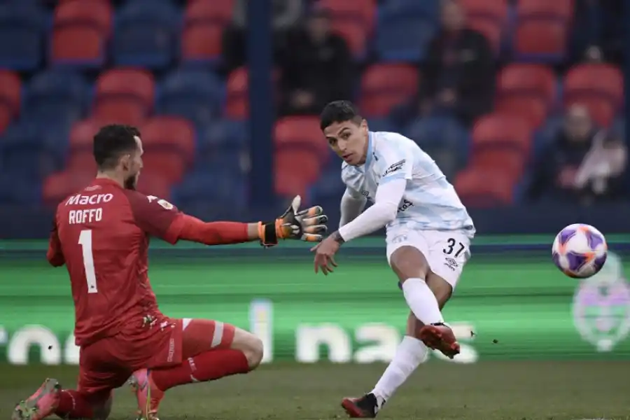 La jugada en la que remató al arco ante Tigre y la pelota dio en el palo. Pudo ser su primer gol en Atlético.