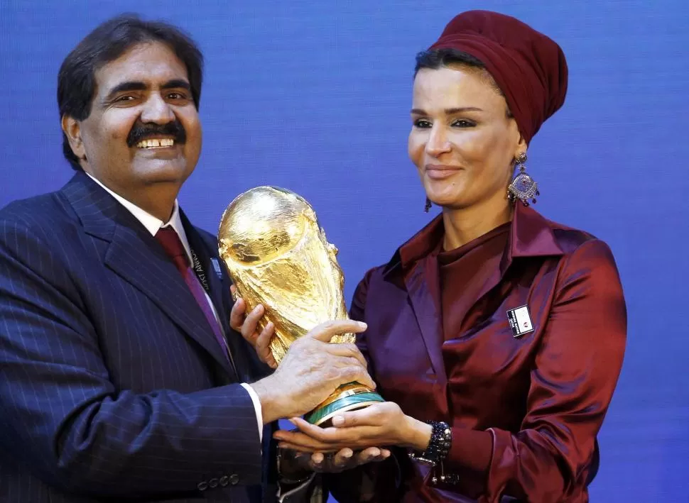 EL GRAN LOGRO. La “Sheikha Mozah” con su marido, Hamad bin Khalifa Al Thani, cuando logró la designación de sede mundial para Qatar. 