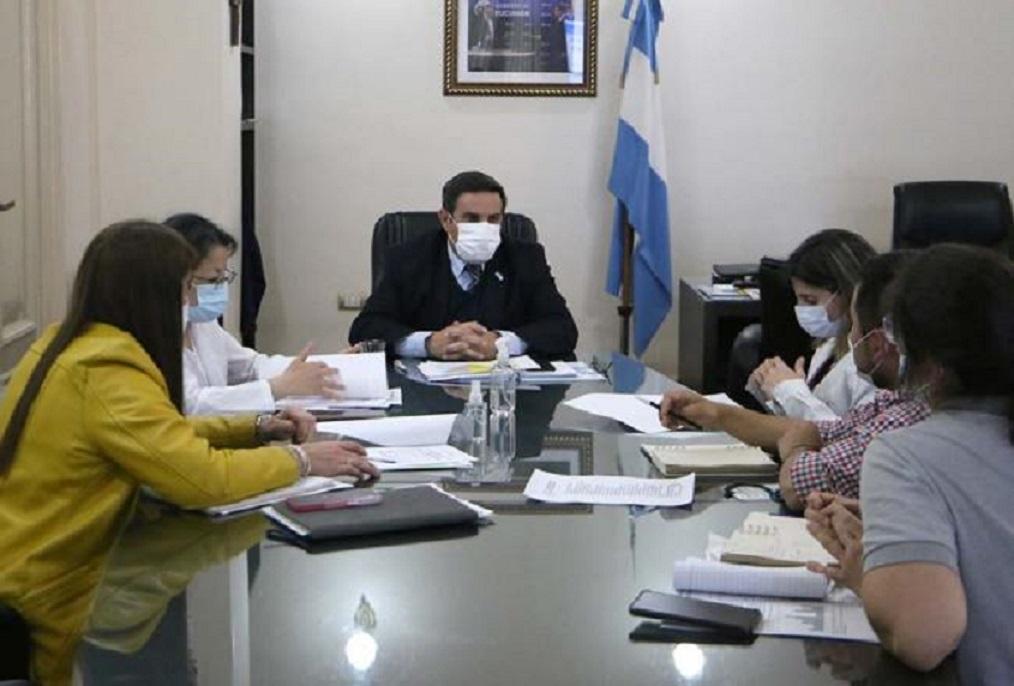 EN REUNIÓN. El ministro Luis Medina Ruiz encabeza la mesa de trabajo por la campaña contra el dengue 2022-2023. Foto de Comunicación Pública