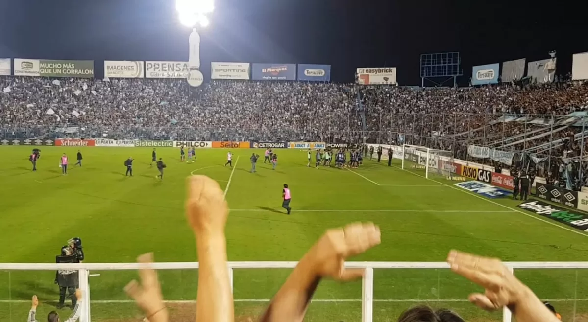 El festejo de los hinchas, tras el triunfo ante Estudiantes de la Plata.