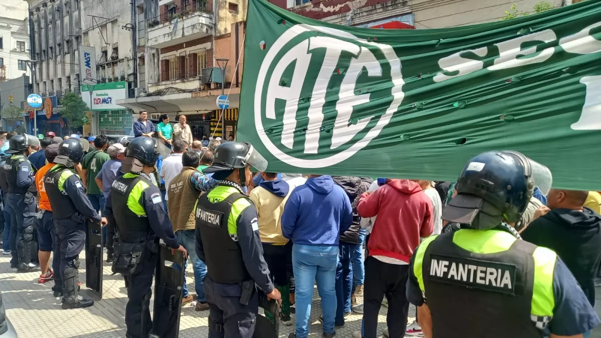 Operativo policial por la movilización hacia la Casa de Gobierno. Foto de LA GACETA / Por Analía Jaramillo