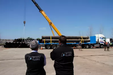 Comenzó el traslado de los primeros caños para la construcción del gasoducto Néstor Kirchner