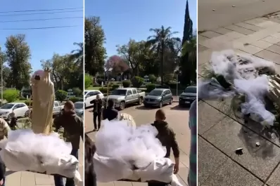 Video: se cayó la estatua Virgen de la Merced durante una procesión en San Justo y quedó destruida