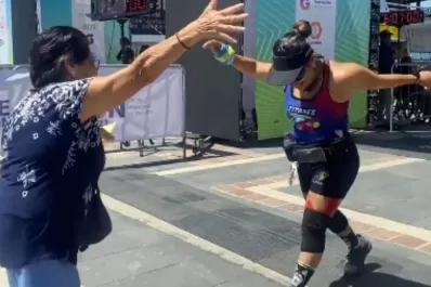 Llegó última en una maratón y su mamá la esperó con los brazos abiertos