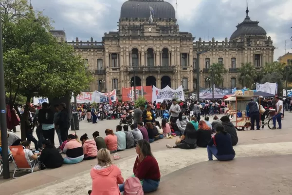 En Tucumán, la marcha piquetera se instaló en la plaza Independencia