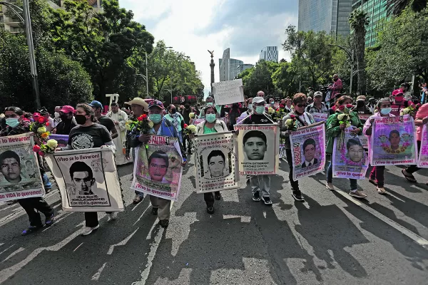 México: multitudinario reclamo por los estudiantes de Ayotzinapa