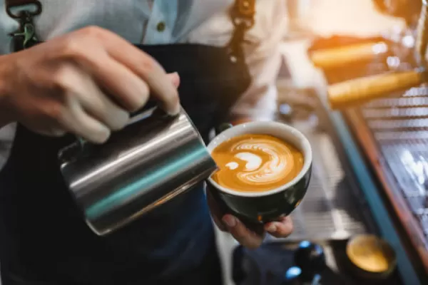 Trabajo en el exterior: España busca baristas argentinos con todos los gastos pagos ¿Cómo inscribirte?