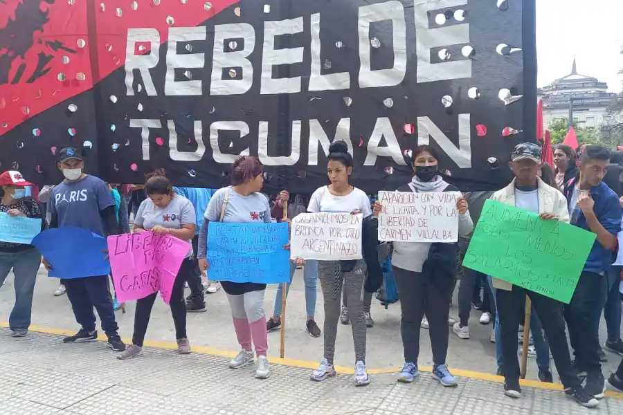 Columnas de manifestantes marchan hacia la plaza Independencia. Foto de LA GACETA / Por Analía Jaramillo