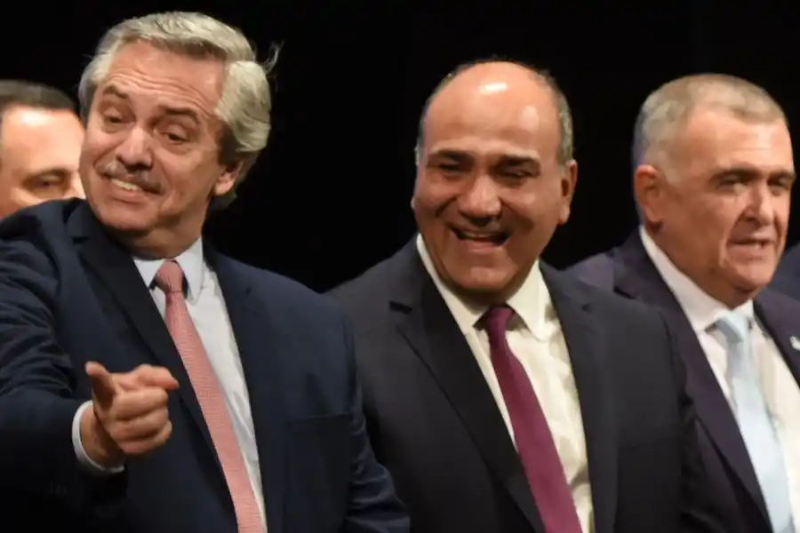 MANZUR, JALDO Y ALBERTO FERNÁNDEZ. Durante un acto en Tucumán. Foto de Archivo LA GACETA