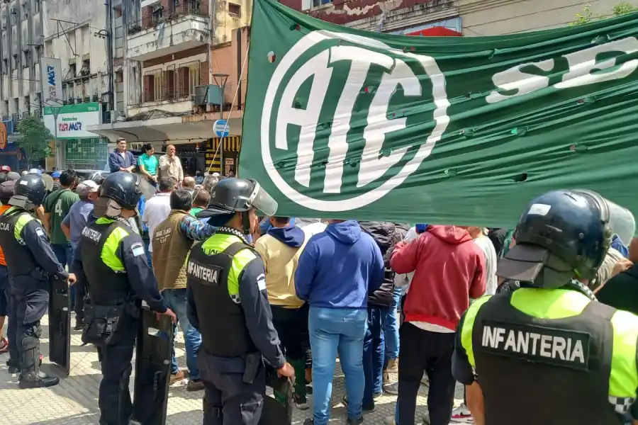 Operativo policial por la movilización hacia la Casa de Gobierno. Foto de LA GACETA / Por Analía Jaramillo