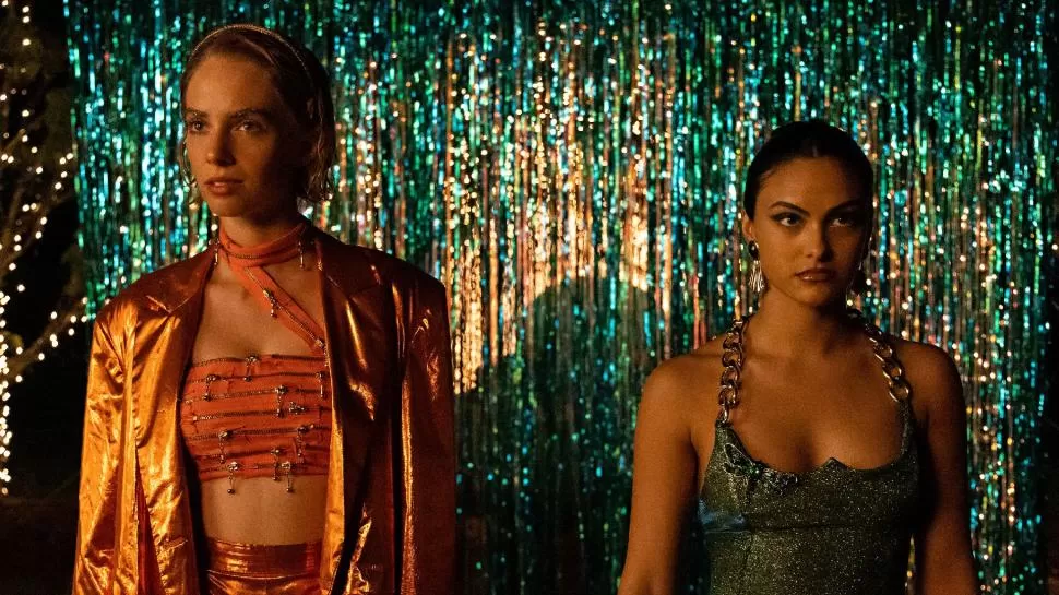 AMIGAS POR CONVENIENCIA. Camila Mendes y Maya Hawke protagonizan la comedia “Revancha ya” en Netflix.