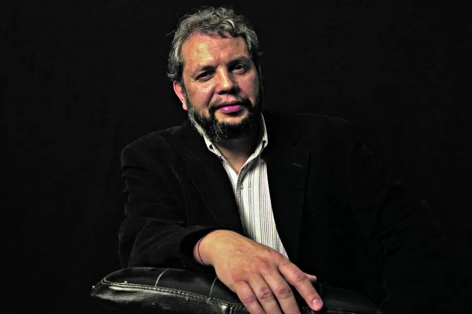 POSTURA. Carlos Alsina, actor, escritor y dramaturgo tucumano, vive entre Italia y Argentina desde hace años.  