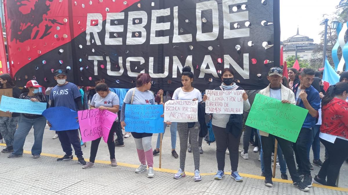Columnas de manifestantes marchan hacia la plaza Independencia. Foto de LA GACETA / Por Analía Jaramillo