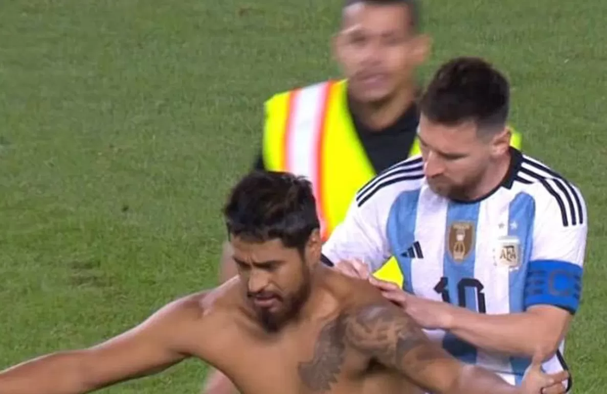 Un hincha entró a la cancha y le pidió a Messi que le firme la espalda
