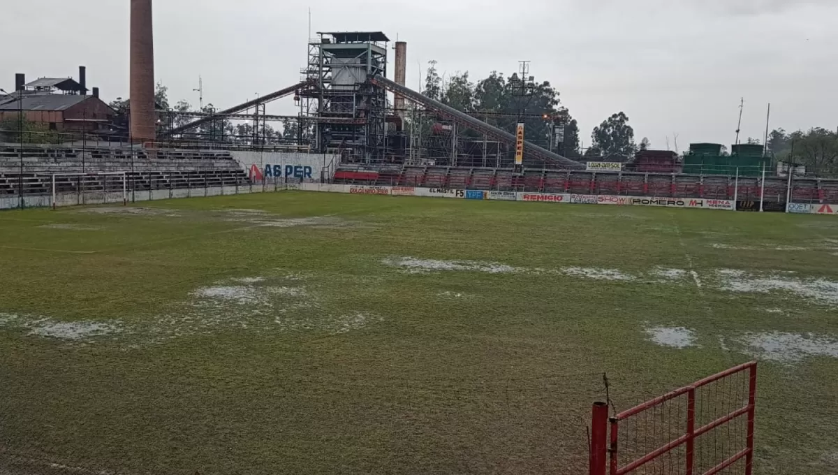 ANEGADA. La cancha de Nuñorco no se encuentra en condiciones de recibir el partido final de la Liga Tucumana.