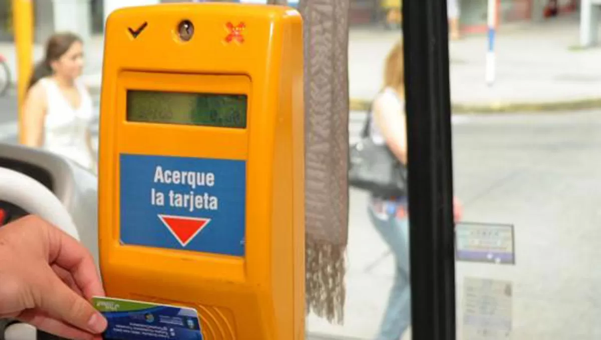 CON TARJETA. Un usuario paga el boleto de ómnibus en San Miguel de Tucumán / Foto de Archivo LA GACETA