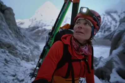 Murió Hilaree Nelson, una de las mejores alpinistas del mundo, tras una caída en el Manaslu