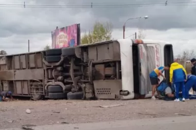 Video: volcó un colectivo con hinchas de Boca, provocando una muerte y varios heridos
