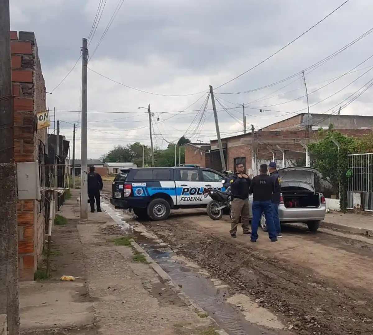 Los sorprendieron preparando alitas de mosca en una vivienda de Alderetes