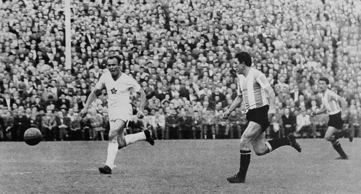 UNA PESADILLA. La selección había llevado a las máximas figuras del fútbol argentino pero no pudo hacerle frente a Checoslovaquía.