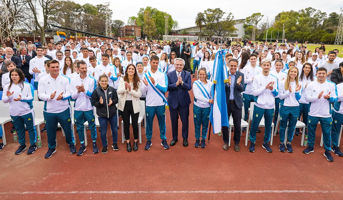 SALUDO. El presidente, Alberto Fernández, despidió a los atletas que representarán a la Argentina en los Juegos Suramericanos de Asunción 2022.