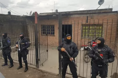 Los sorprendieron preparando alitas de mosca en una vivienda de Alderetes
