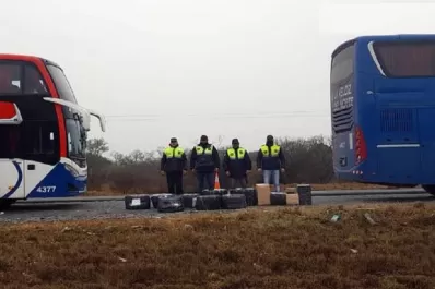 Vehículos de pasajeros transportaban neumáticos y hojas de coca