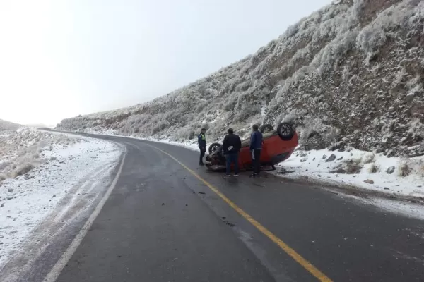 Un auto con dos personas a bordo volcó en la ruta 307, congelada por la nieve