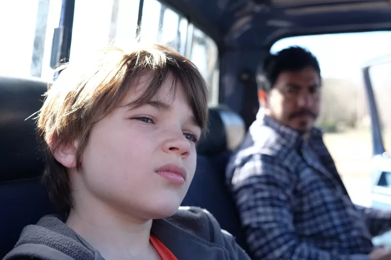 EN TRÁNSITO. Hugo y su sobrino Enzo (Sergio Prina y Benjamín Otero), en la camioneta que los lleva al futuro. 