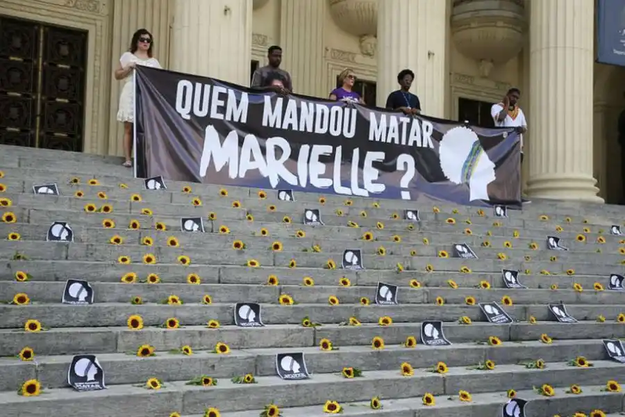 RECLAMO. El crimen de la dirigente feminista Marielle Franco sigue sin esclarecerse.  twitter @chapamariellef 
