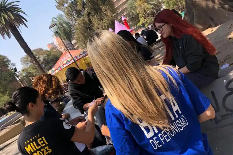 Milei llegó a Tucumán y fue recibido por Ricardo Bussi