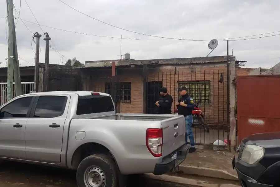 Los sorprendieron preparando alitas de mosca en una vivienda de Alderetes