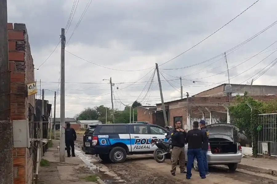 Los sorprendieron preparando alitas de mosca en una vivienda de Alderetes