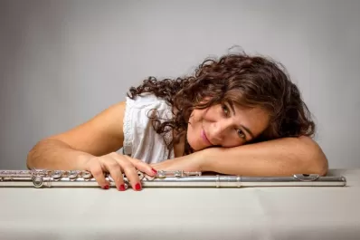 La flautista tucumana Carla Guzmán presenta hoy su primer disco