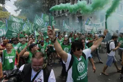 Habrá un bono extra y un adelanto de subas para trabajadores estatales nacionales: de cuánto serán