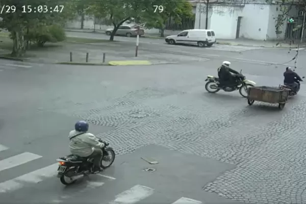 Video: el brutal choque entre un policía motorizado y un motocarro en una esquina de Tucumán