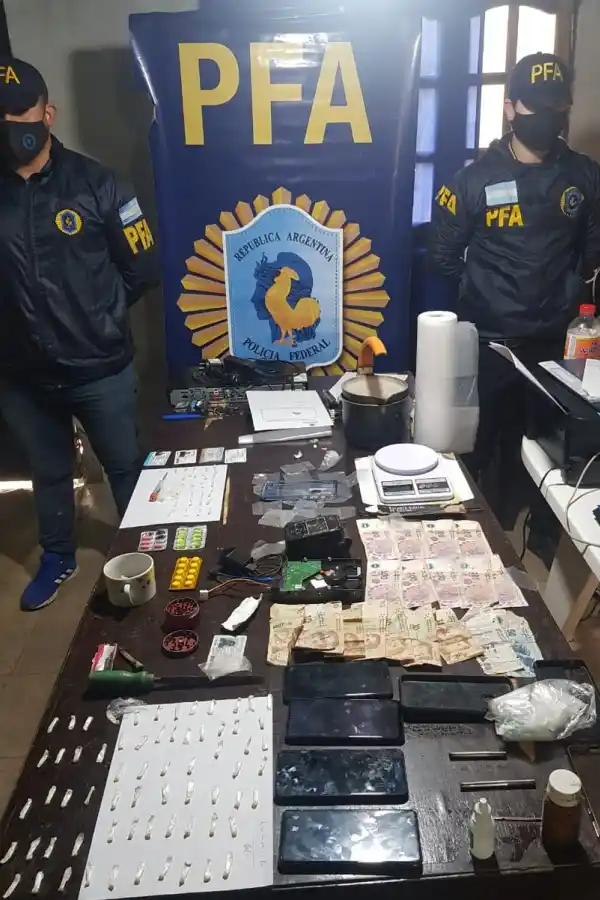 Los sorprendieron preparando alitas de mosca en una vivienda de Alderetes