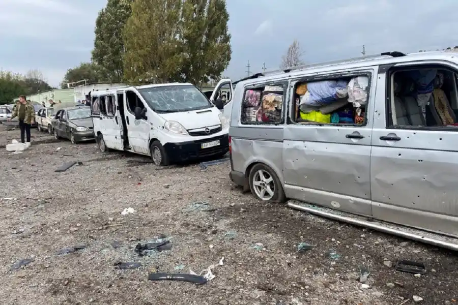 El convoy de vehículos civiles que fue alcanzado por un ataque con misiles, en medio del ataque de Rusia a Ucrania. Foto de Reuters