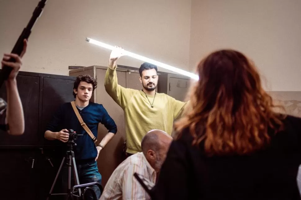 ACCIÓN. Álvaro Casanova (junto a la cámara) ocupando el rol de director de fotografía durante un rodaje.
