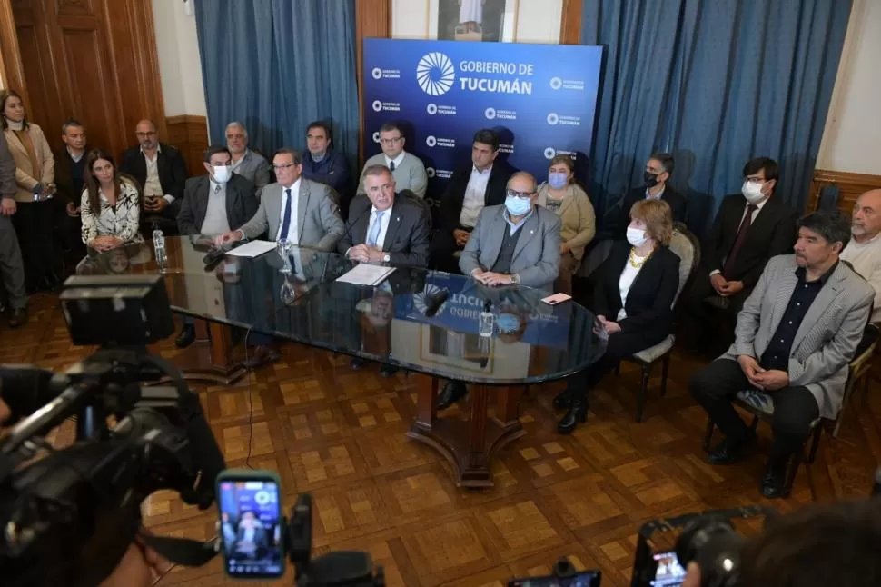 EL GABINETE PROVINCIAL. El gobernador, Osvaldo Jaldo, convocó a sus ministros para referirse a la situación de la pobreza en Tucumán. 