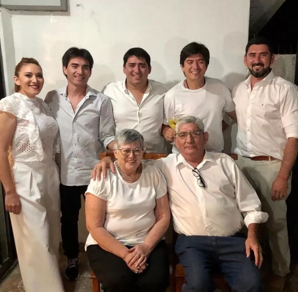 FELICES. José Ramón García junto a sus padres y otros familiares.  