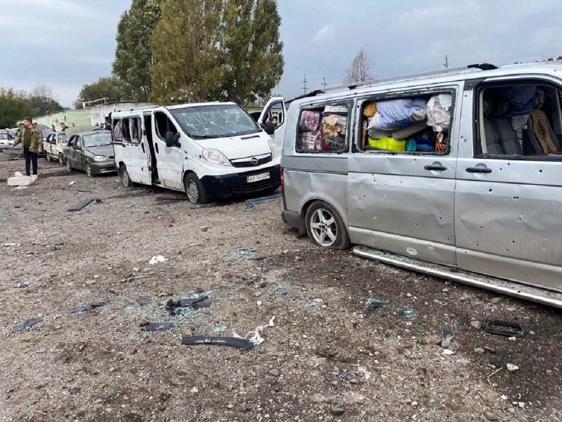 El convoy de vehículos civiles que fue alcanzado por un ataque con misiles, en medio del ataque de Rusia a Ucrania. Foto de Reuters