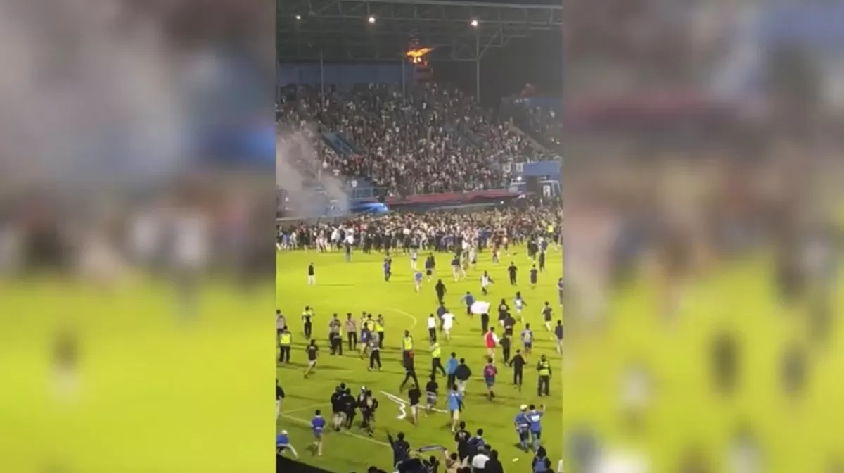 Indonesia: una batalla campal tras un partido de fútbol dejó 127 muertos y 180 heridos