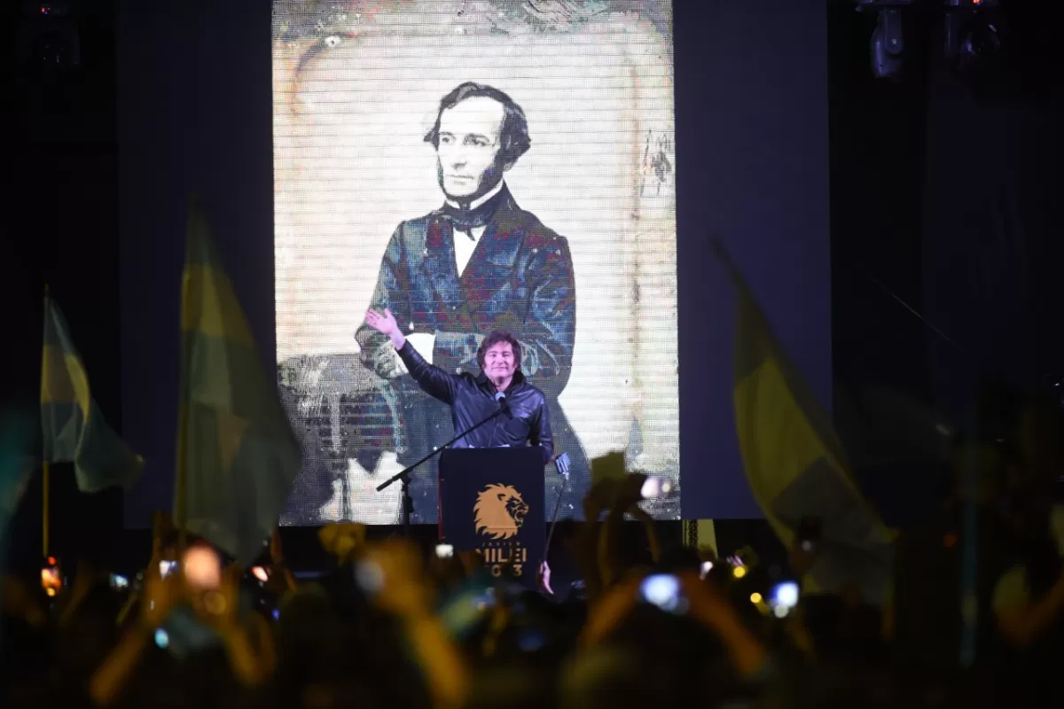 EN LA PLAZA ALBERDI. Javier Milei, de la Libertad Avanza, encabezó un acto ante una multitud en Tucumán. Foto de LA GACETA / DIEGO ARÁOZ