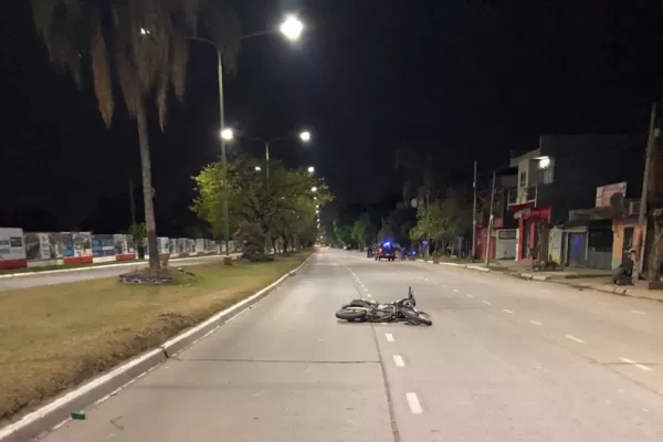 Persecución por infidelidad: un motociclista terminó lesionado en la avenida Presidente Perón