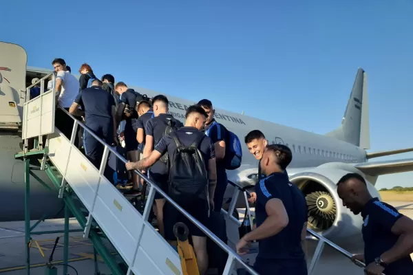 Seis finales para Atlético Tucumán: el plantel, con Lucas Pusineri, partió rumbo a Paraná