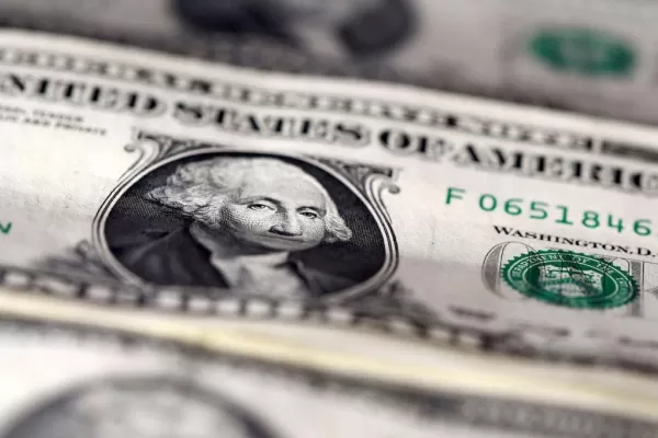 El dólar blue inicia la semana con una caída de cuatro pesos