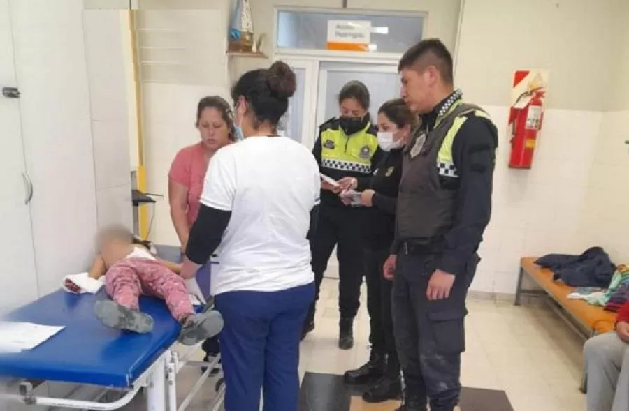 LA FOTO. Una niña de  seis años fue gravemente herida por un pitbull. Fue salvada por efectivos policiales en  avenida Colón y calle Eudoro Araoz. 